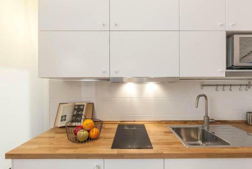 Modern And Spacious Apartment. Private Patio