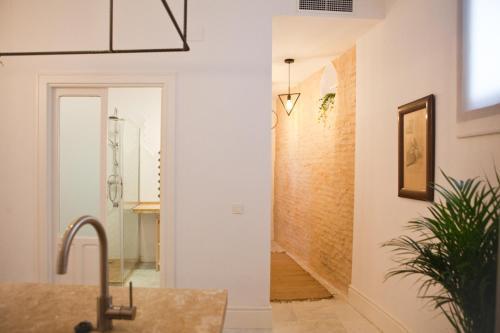 Quiet & Modern Apartment In Typical Sevilla House