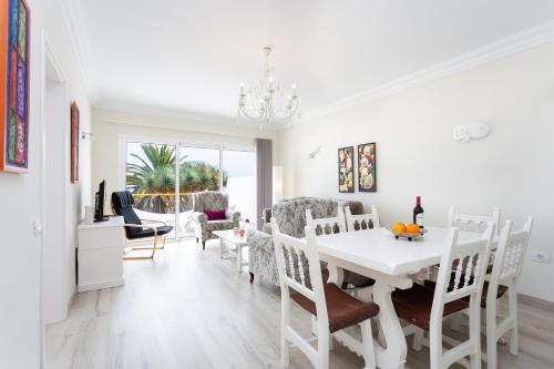 Cosy Apartment In Tenerife Views, Pool & Wifi