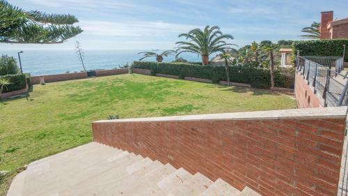 Luxury Beachfront Villa In Tarragona