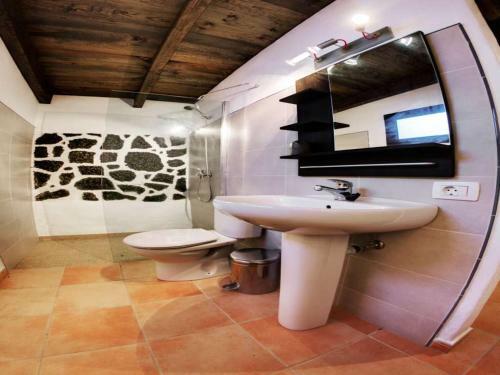 Tinajo Villa Sleeps 9 Pool Wifi