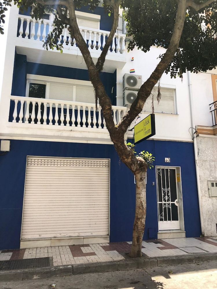 Hostal Click & Room