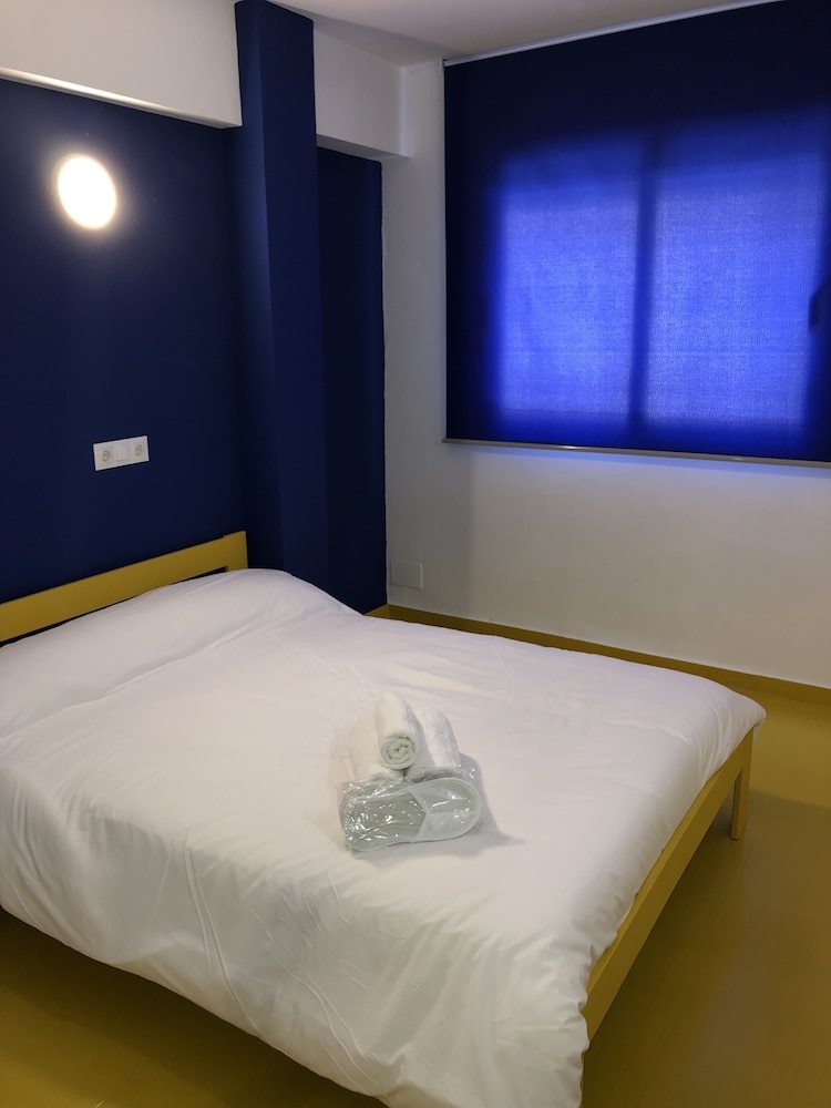 Hostal Click & Room