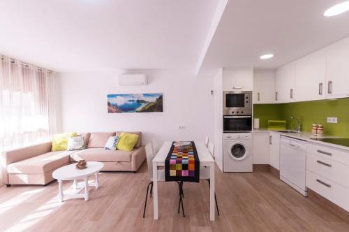 Lets Holidays Tropicana Apartment 2