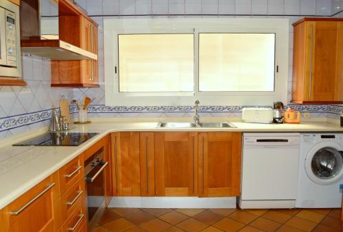 Blanca Paloma - Holiday House