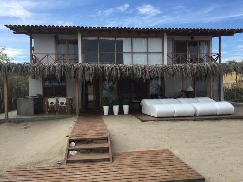Canoas De Punta Sal Beach House