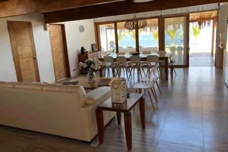 Canoas De Punta Sal Beach House
