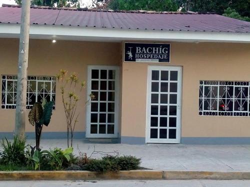 Hostal Bach�g