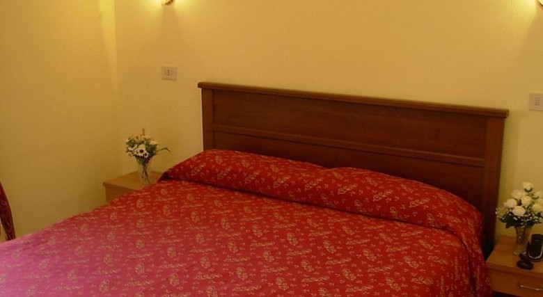 Hotel Bed In Roma