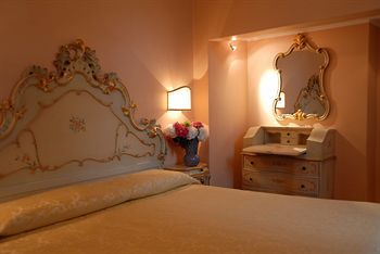 Hotel Pensione Accademia Villa Maravege