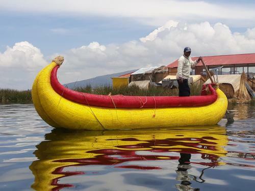 Hostal Uros Lupaka Lodge Hotel