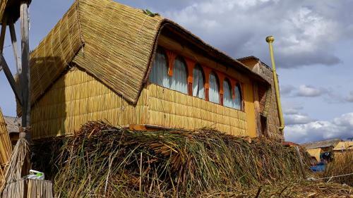 Hostal Uros Lupaka Lodge Hotel