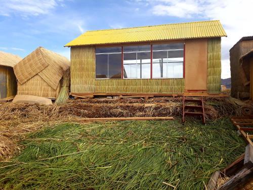Hostal Uros Lupaka Lodge Hotel