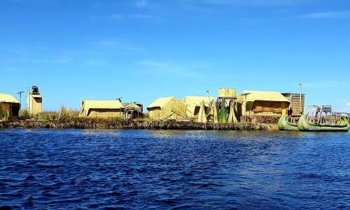 Hostal Uros Lupaka Lodge Hotel