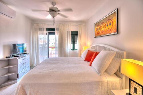 Apartamento Oceanfront Apt With Pool Views In Stanza Mare