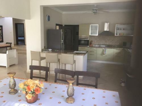 Villa 90. Calle De Bouganvillas