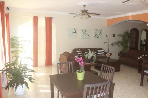 Hostal Sunhouse Samana