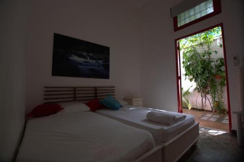 Hostal La Puerta Roja Guess House