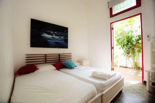 Hostal La Puerta Roja Guess House