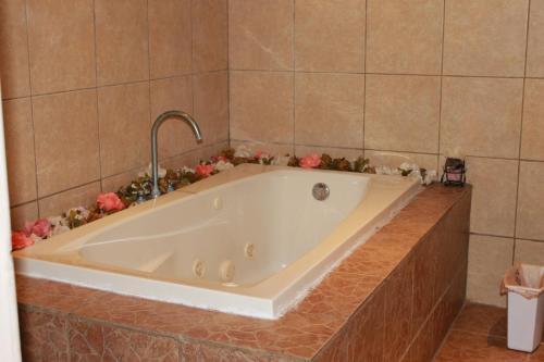 Amazing Home In Ensenada W/ 3 Bedrooms, Jacuzzi And Wifi
