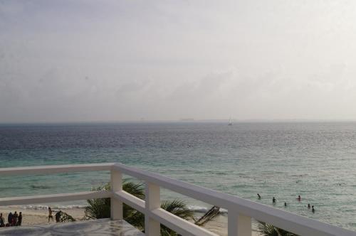 Chichis And Charlies Beachfront Hotel