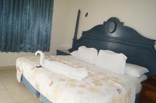 Chichis And Charlies Beachfront Hotel