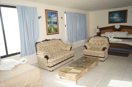 Chichis And Charlies Beachfront Hotel