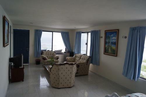 Chichis And Charlies Beachfront Hotel