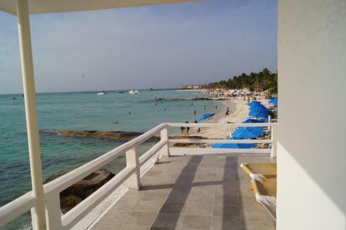 Chichis And Charlies Beachfront Hotel