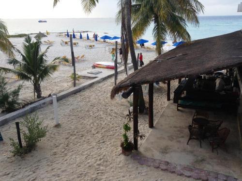 Chichis And Charlies Beachfront Hotel