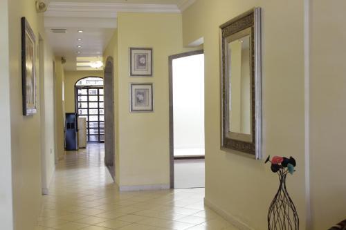 Hotel Flores Hills