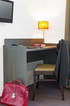 Hotel Tours(.)