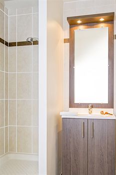Hotel Tours(.)