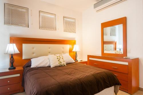 Three Bedroom Home - Walk To Beach & Pool