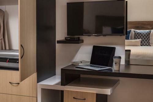 Room Hotel & Suites