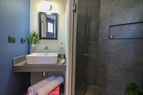 Apartamento Tropical 3story Condo With Terrace At Tulum