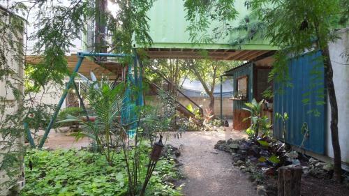 Containme Eco Chic Hotel