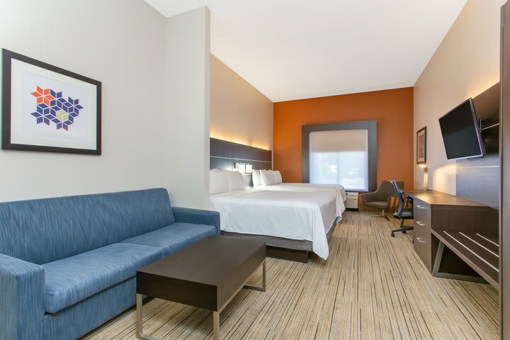 Holiday Inn Express Hotel & Suites