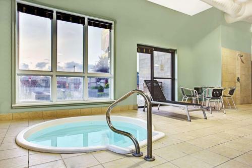 Hotel Super 8 Lachenaie