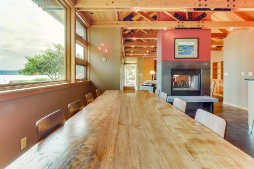 Fidalgo Island Waterfront Stunner