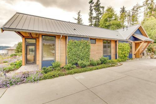 Fidalgo Island Waterfront Stunner