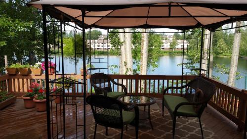 Reflection Lake Bed And Breakfast