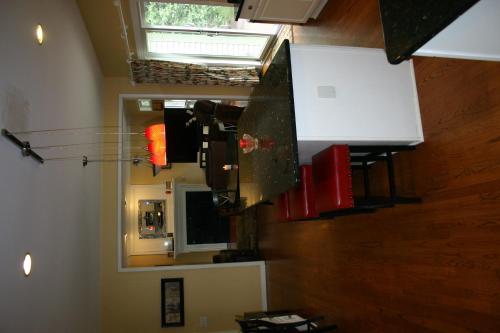 Large Home Minutes From The Stadium