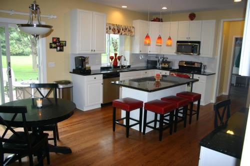 Large Home Minutes From The Stadium