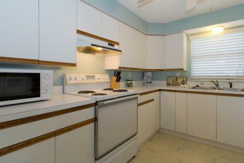 Blue Dolphin Inn - All Units Home