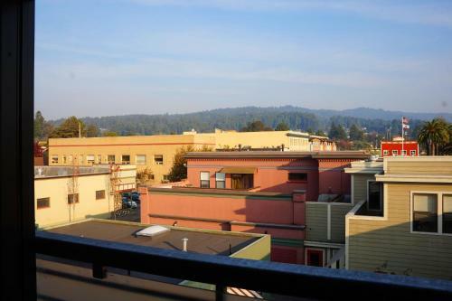 North Plaza Loft ? Views Of Arcata From Private Balcony