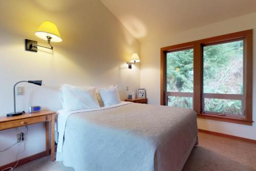 Magical Wooded Retreat In Cove Beach