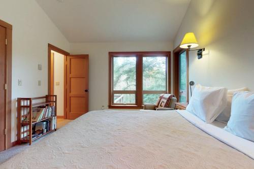 Magical Wooded Retreat In Cove Beach