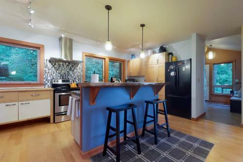 Magical Wooded Retreat In Cove Beach