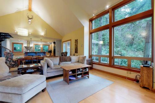 Magical Wooded Retreat In Cove Beach